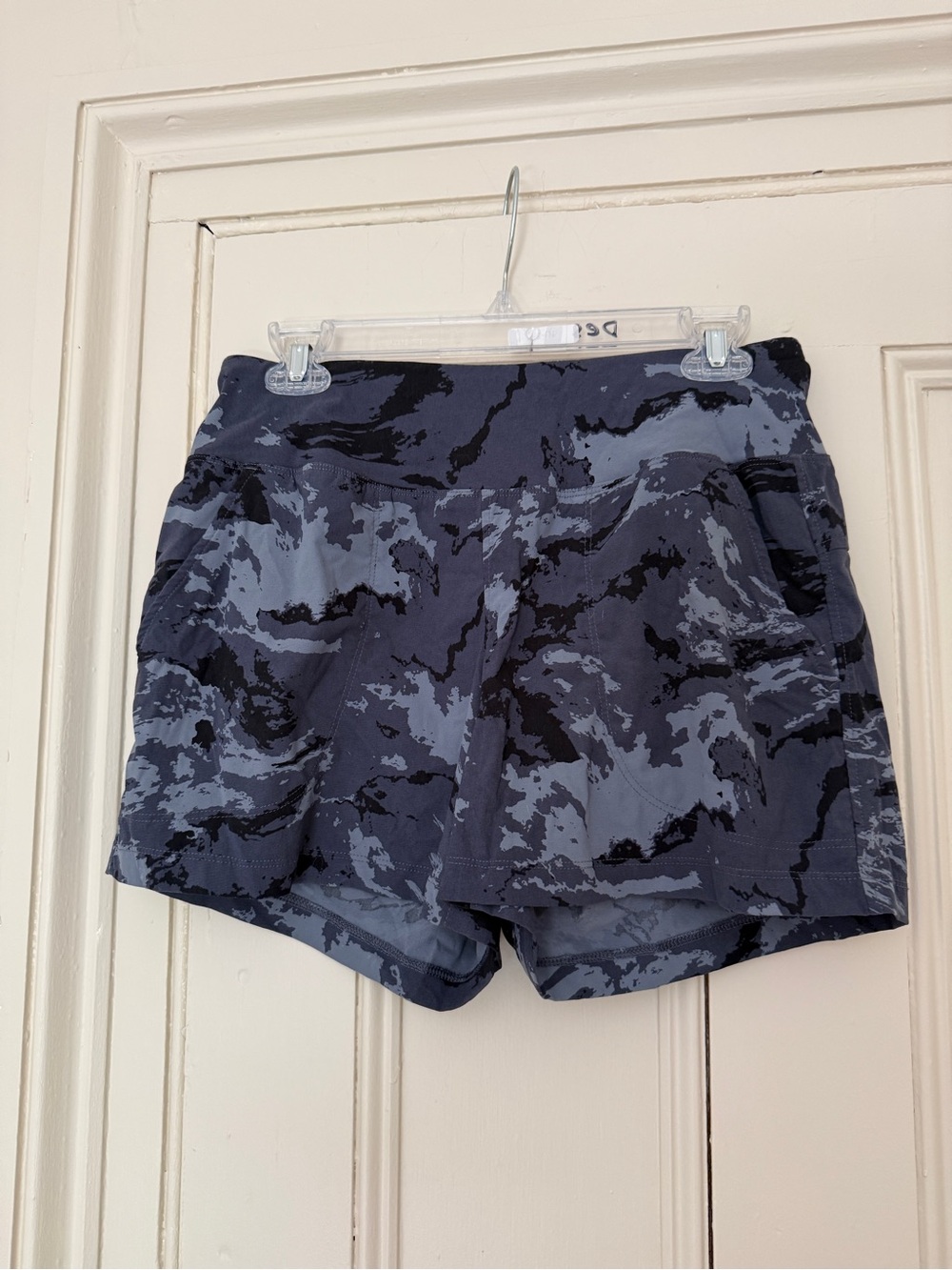 Mountain Hardwear Women's Dynama Camo Shorts. Sz Med. GREAT SHAPE!